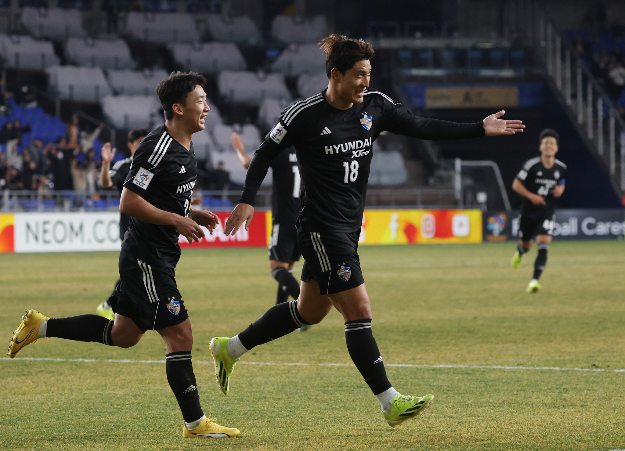 Ulsan HD's Joo Min-kyu, right, celebrates scoring a goal during an AFC Champions League match against Ventforet Kofu at Ulsan Munsu Football Stadium in Ulsan on Thursday. [YONHAP] 