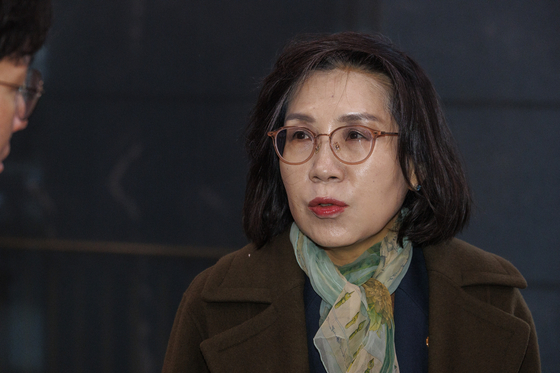 Minister of Gender Equality and Family Kim Hyun-sook speaks to reporters on her way to work at the government complex in central Seoul Wednesday, after tendering her resignation to the president the previous day. [YONHAP]
