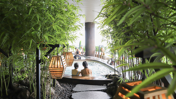 Club D Oasis in Haeundae, Busan, runs an outdoor hot spring with an ocean view. [BAEK JONG-HYUN]
