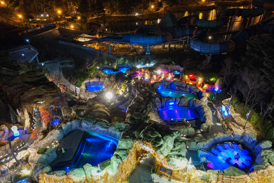 Seorak Waterpia at Hanwha Resort Seorak in Sokcho, Gangwon, is famous for Spa Valley, where the themes were designed after the world's famous outdoor hot spas. [CHOI SEUNG-PYO]
