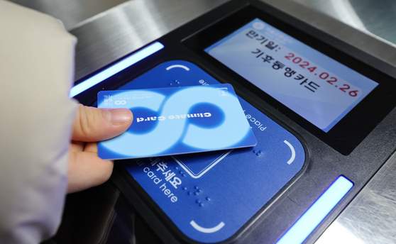 A commuter taps in with Climate Card, the capital's unlimited transit pass, to enter a subway station in downtown Seoul on Jan. 28. [NEWS1] 