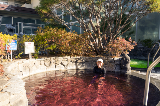 Dukgu Hot Spring and Sauna in Uljin County, North Gyeongsang, is the only hot spring in Korea that uses naturally generated waters. [BAEK JONG-HYUN]