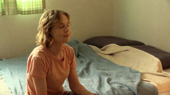 A scene from director Hong Sang-soo's film ″A Traveler's Needs,″ invited to the Competition section at this year's Berlin International Film Festival [JEONWONSA FILM]