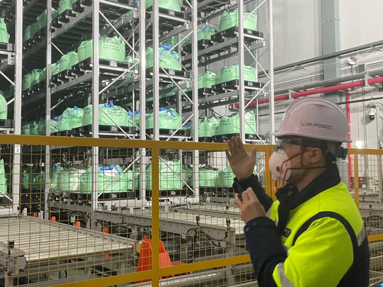 Kim Dae-wan, vice head manager of Posco Future M’s Gwangyang plant, explains the company’s smart factory technologies at the plant in South Jeolla on Thursday. [POSCO FUTURE M] 
