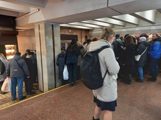 Kyiv citizens rush to get on to the train after the subway started operating again after being halted due to an airstrike on Feb. 7. At least two people were killed in an airstrike by the Russian military on the Ukrainian capital Kyiv during rushing hour at 6 a.m. [LIM GIL-HO]