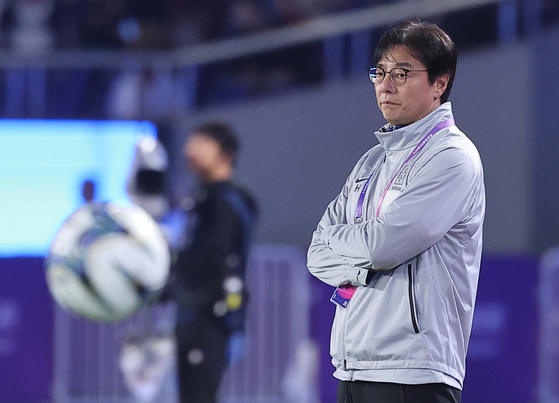 U-23 manager Hwang Sun-hong watches the Hangzhou Asian Games final between Korea and Japan at HSC Stadium in Hangzhou, China on Oct. 7, 2023. [YONHAP] 