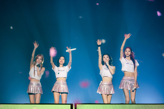 ITZY kicked off its 30-city world tour, “Born to Be,” in Seoul over the weekend at the Jamsil Indoor Stadium in Songpa District, southern Seoul. [JYP ENTERTAINMENT]