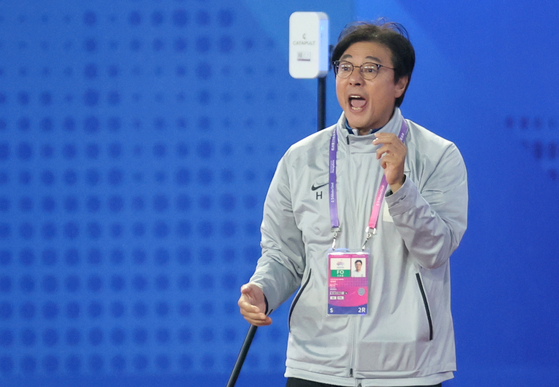 U-23 manager Hwang Sun-hong instructs his players during the Hangzhou Asian Games final between Korea and Japan at HSC Stadium in Hangzhou, China on Oct. 7, 2023. [YONHAP]