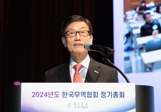 Yoon Jin-shik, the newly-inaugurated chairman of the Korea International Trade Association (KITA), gives his appointment speech at Coex, southern Seoul, on Tuesday. [KITA]