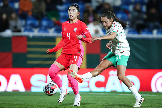 Portugal's Andreia Faria, right, scores a goal against Korea during a friendly at Antonio Coimbra da Mota stadium in Portugal on Tuesday. [EPA/YONHAP] 