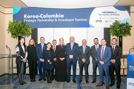 From left, Park Jung-sook, Secretary-General of the World Smart Sustainable Cities Organization, Diana Rocio Celis Mora, Director of the International Cooperation Department at Asocapitales, Juan Carlos Muniz, director of Financiera De Desarrollo Territorial, Shirley Vega, head manager of ProColombia, Elquin Uni Heredia, Mayor of Leticia, Dilian Francisca Toro, Governor of Valle del Cauca, Ambassador Alejandro Pelaez Rodriguez, Colombian Ambassador to Korea, Juan Carlos Castro, director of Invest Pacific, Adrian Zamora, advisor to the governor's office of Valle del Cauca, Ramiro Lopez-Ghio, representative of Colombia to the Inter-American Development Bank, and Hugo Fernando Kerguelen, Mayor of Monteria at the Korea-Colombia Strategic Partnership & Investment Seminar on Wednesday. [EMBASSY OF COLOMBIA]