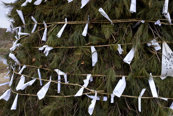 Wishes collected from around the world were written on hanji, or Korean traditional paper, and tied to Lee's daljip. [SANGTAE KIM, COURTESY OF THE ARTIST AND JOHYUN GALLERY] 