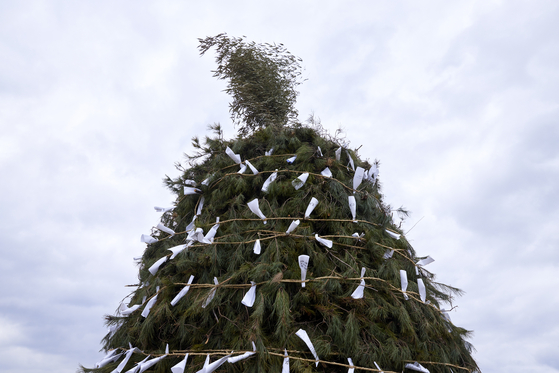 Korean artist Lee Bae's daljip, or moon house, gets set up in Cheongdo, north Gyeongsang, on Feb. 24, the day of Jeongwol Daeboreum, or the first full moon of the year [SANGTAE KIM, COURTESY OF THE ARTIST AND JOHYUN GALLERY] 