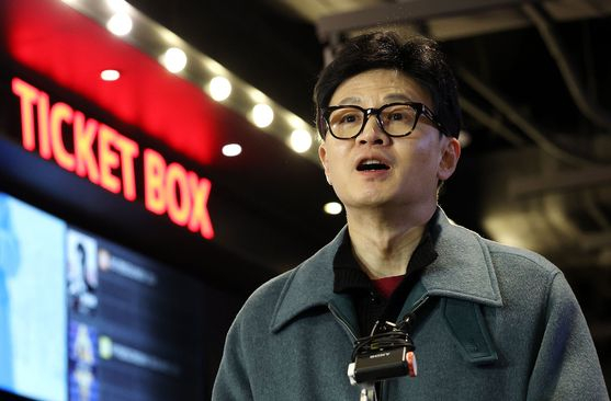 Han Dong-hoon, the chairman of the ruling People Power Party (PPP)'s interim committee, talks to journalists after watching “The Birth of Korea” at a movie theater in Yeouido, western Seoul. [YONHAP]