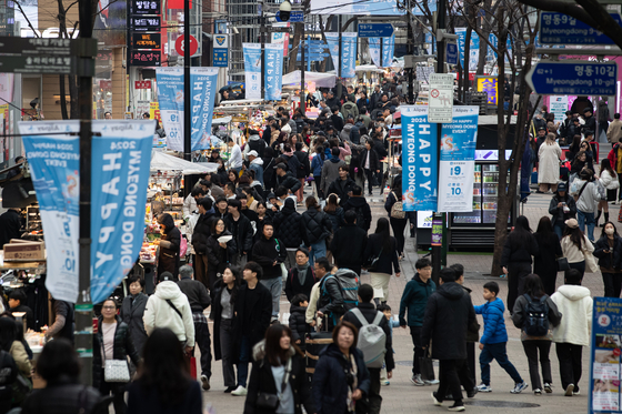 A crowd of people on the streets of Myeong-dong in central Seoul on Feb.18. [NEWS1]