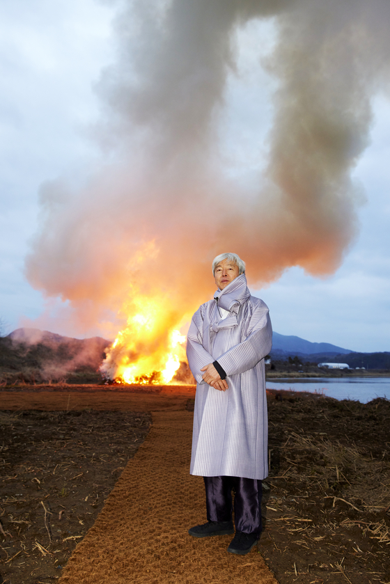 Artist Lee Bae stands in front of the daljip, or moon house, on Saturday, in Cheongdo, North Gyeongsang. [SANGTAE KIM, COURTESY OF THE ARTIST AND JOHYUN GALLERY] 