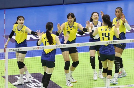 Suwon Hyundai Engineering & Construction Hillstate players celebrate during a V League game against GS Caltex Seoul Kixx at Suwon Gymnasium in Suwon, Gyeonggi on Feb. 28. [NEWS1] 