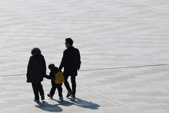 A family visits the National Museum of Korea in Yongsan District, central Seoul, on Jan. 31. [YONHAP]