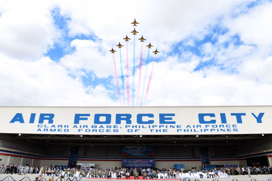 The Black Eagles, a special flight team of the Korean Air Force, perform a Big Arrow Formation at the Philippine Air Show at the Clark International Airport near Manila on Sunday. [KOREAN AIR FORCE]