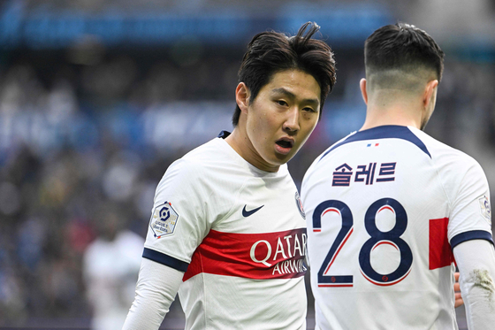 Paris Saint-Germain's Lee Kang-in reacts during a Ligue 1 match against Le Havre AC at The Stade Oceane in Le Havre, France on Dec. 3, 2023. The PSG players wore jerseys written in hangul for the match. [AFP/YONHAP] 