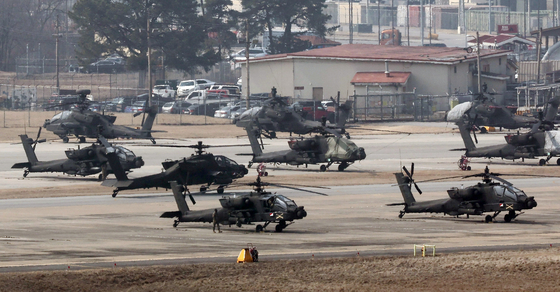 Helicopters prepare to take off at Camp Humphreys in Pyeongtaek, Gyeonggi, on Monday as South Korea and the United States began the joint Freedom Shield exercises. [YONHAP]