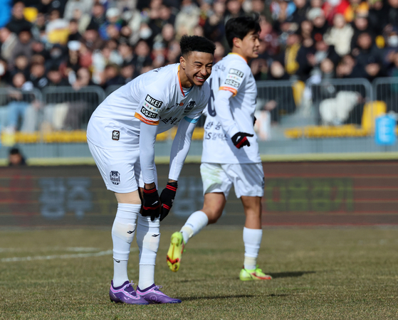 FC Seoul's Jesse Lingard, left, reacts during a K League match against Gwangju FC at Gwangju Football Stadium in Gwangju on Saturday. [YONHAP] 