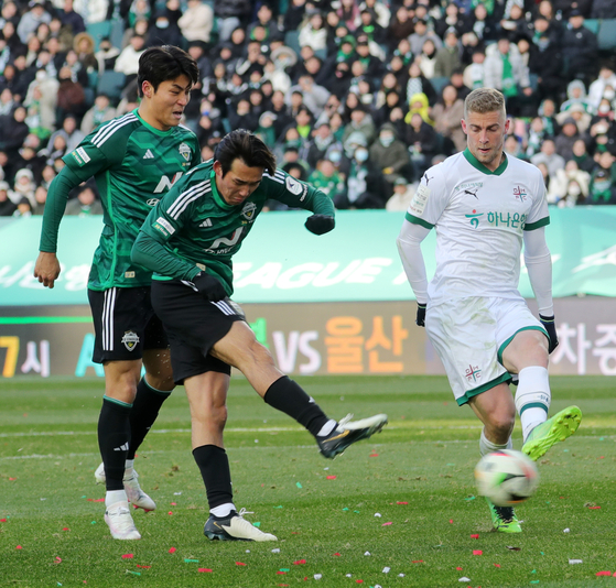 Jeonbuk Hyundai Motors' Song Min-kyu, center, shoots during a K League match against Daejeon Hana Citizen at Jeonju World Cup Stadium in Jeonju, North Jeolla on Friday. [NEWS1] 