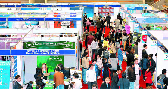 International students attend the "Study in Korea" education fair [SONG BONG-KEUN] 