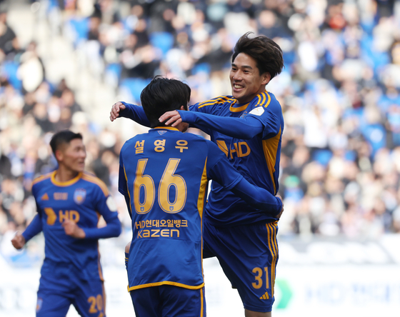 Ulsan HD's Ataru Esaka, right, celebrates with Seol Young-woo during a K Leauge match against the Pohang Steelers at Ulsan Munsu Football Stadium in Ulsan on Friday. [YONHAP] 