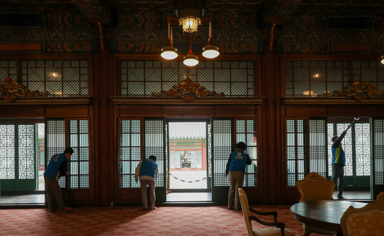Bank employees volunteer for a thorough spring cleaning of the interior of Changdeok Palace, a Unesco heritage site, in central Seoul on Wednesday. The Cultural Heritage Administration said a “Light and Wind” event will be held from Tuesday to March 16, opening up the usually shuttered palace windows to provide ventilation and air out the rooms. [WOO SANG-JO]