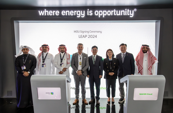 Naver's Chae Seon-ju, president of communications and social responsibility, Naver Cloud CEO Kim Yoo-won, Naver Labs CEO Seok Sang-ok and Aramco Digital CEO Tareq Amin and other officials participate at the signing ceremony on the two companies' partnership in Saudi Arabia on Tuesday. [NAVER]