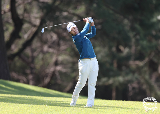 Park Ji-young swings during the Dongbu Construction-Koreit Championship at Sangte Hill Iksan Country Club in Iksan, North Jeolla on Oct. 12, 2023. [YONHAP]  