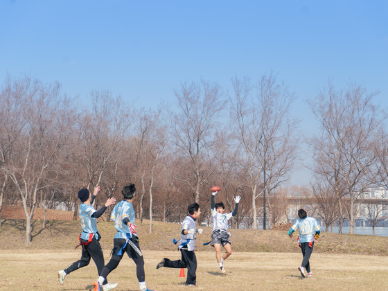 A team scores a touchdown. [GENF]