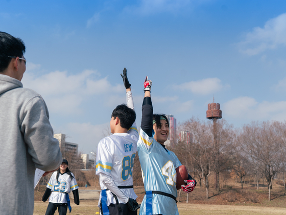 A game of rock-paper-scissors decides which team wins possession first. [GENF]