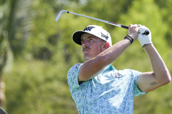 Jake Knapp of the United States tees off on the 11th hole during the final round of the Mexico Open in Puerto Vallarta, Mexico on Feb. 25. [AP/YONHAP]