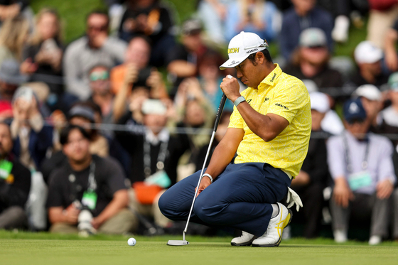 Hideki Matsuyama of Japan lines up his putt on the 18th hole during the final round of The Genesis Invitational at Riviera Country Club on Feb. 18 in Pacific Palisades, California. [AFP/YONHAP]