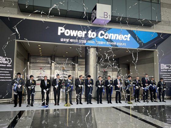From left, Park Tae-sung, vice chairman of the Korea Battery Industry Association, Yu Jeoung-yeol, CEO of Korea Trade-Investment Promotion Agency, Jeff Robinson, Australian ambassador to Korea, Koo Dong-hwi, CEO of LS MnM, Joo Jae-hwan, CEO of EcoPro BM, Lee Seok-hee, CEO of SK On, Kim Dong-myung, CEO of LG Energy Solution, Kang Kyung-sung, Vice Trade Minister, Choi Yoon-ho, CEO of Samsung SDI, Kim Jun-hyung, head of eco-friendly materials business at Posco Holdings, Jung Moo-kyung, president at Korea Zinc, Philip Goldberg, U.S. ambassador to Korea, Peter van der Vliet, Dutch Ambassador to Korea, Lee In-ho, vice chairman of Korea International Trade Association, Lee Dong-ki, president of Coex, attend the ribbon-cutting ceremony of InterBattery 2024 held in Coex, southern Seoul on Wednesday. [JOINT PRESS CORPS]