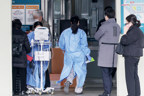 Medical professionals and visitors enter into an emergency room at general hospital in Seoul on Thursday. [NEWS1]