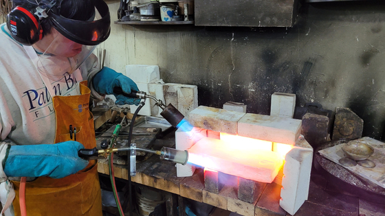 The makeshift furnace William Sang-hyeob Lee built inside his studio to smelt a 31-kilogram (68-pound) silver ingot [WILLIAM SANG-HYEOB LEE]