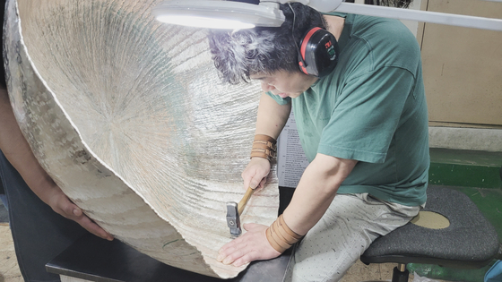 William Sang-hyeob Lee works on ″Untitled″ (2023), which started out as a 31-kilogram (68-pound) silver ingot. [WILLIAM SANG-HYEOB LEE]