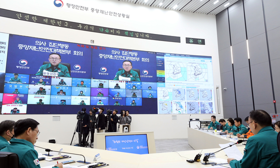 Lee Han-kyung, the Interior Ministry’s chief disaster management official, presides over a Central Disaster and Safety Countermeasure Headquarters meeting at the government complex in Sejong on Thursday. [NEWS1] 