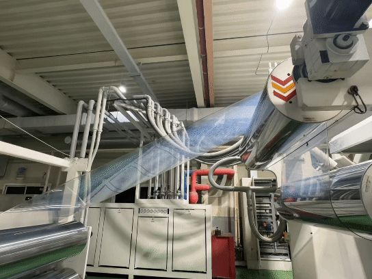 Fabric made from recycled plastic is being produced at a factory of Sangjin, a partner of McDonald's Korea, on Tuesday. [SEO JI-EUN]