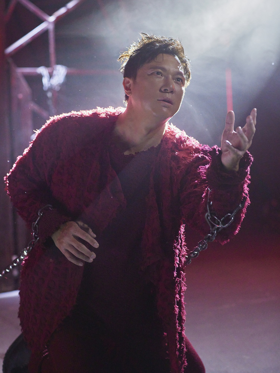 Jung as Quasimodo in "Notre-Dame de Paris" [MAST INTERNATIONAL]                
