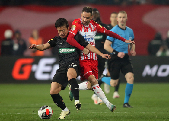 Partizan's Goh Young-jun, right, in action against Red Star's Srdjan Mijailovic during a Serbian SuperLiga match in Belgrade, Serbia on Saturday. [EPA/YONHAP]