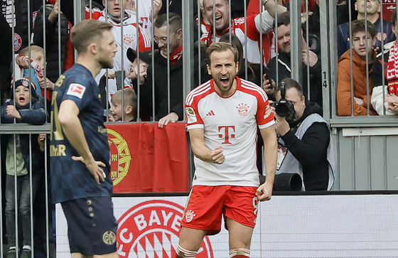 Munich's Harry Kane celebrates scoring during a Bundesliga match against Mainz in Munich, Germany on Saturday.  [EPA/YONHAP]