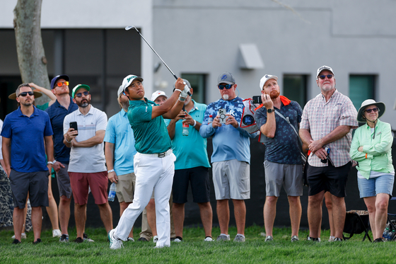 Hideki Matsuyama hits an approach shot on the 10th hole during the third round of the Arnold Palmer Invitational presented by Mastercard at Arnold Palmer Bay Hill Golf Course in Orlando, Florida on Saturday. [GETTY IMAGES]