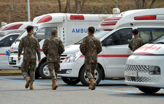 Soldiers walk near the emergency room of Armed Forces Hospital in Daejeon on Monday. The government dispatched 138 public health doctors and 20 military doctors to 20 general hospitals for four weeks from Monday to fill in for disrupted medical services. [KIM SEONG-TAE]