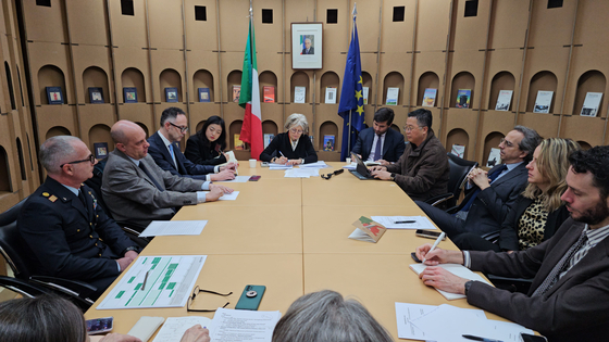 Ambassador of Italy to Korea Emilia Gatto, center, and the winner of this year's ″Ambassador for a Day″ event, Ewha Womans University student Jennifer Yaewon Lee, center left, take part in a staff meeting at the Italian Embassy in Yongsan District, central Seoul on Monday. [EMBASSY OF ITALY]