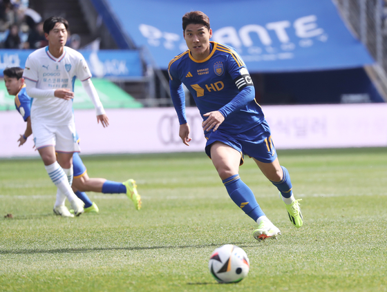 Ulsan HD foward Joo Min-kyu, right, dribbles the ball during a K League 1 match against the Pohang Steelers at Ulsan Munsu Football Stadium in Ulsan on March 1. [NEWS1]