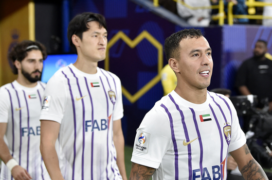 Al Ain's Kaku, right, and Park Yong-woo walk out onto the pitch before an AFC Champions League quarterfinal second leg match against Al Nassr at Al-Awwal Park in Riyadh, Saudi Arabia on Monday.  [REUTERS/YONHAP]